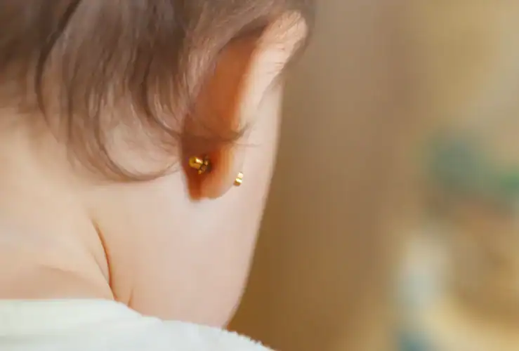 Percer les oreilles d'un bébé à 1 an