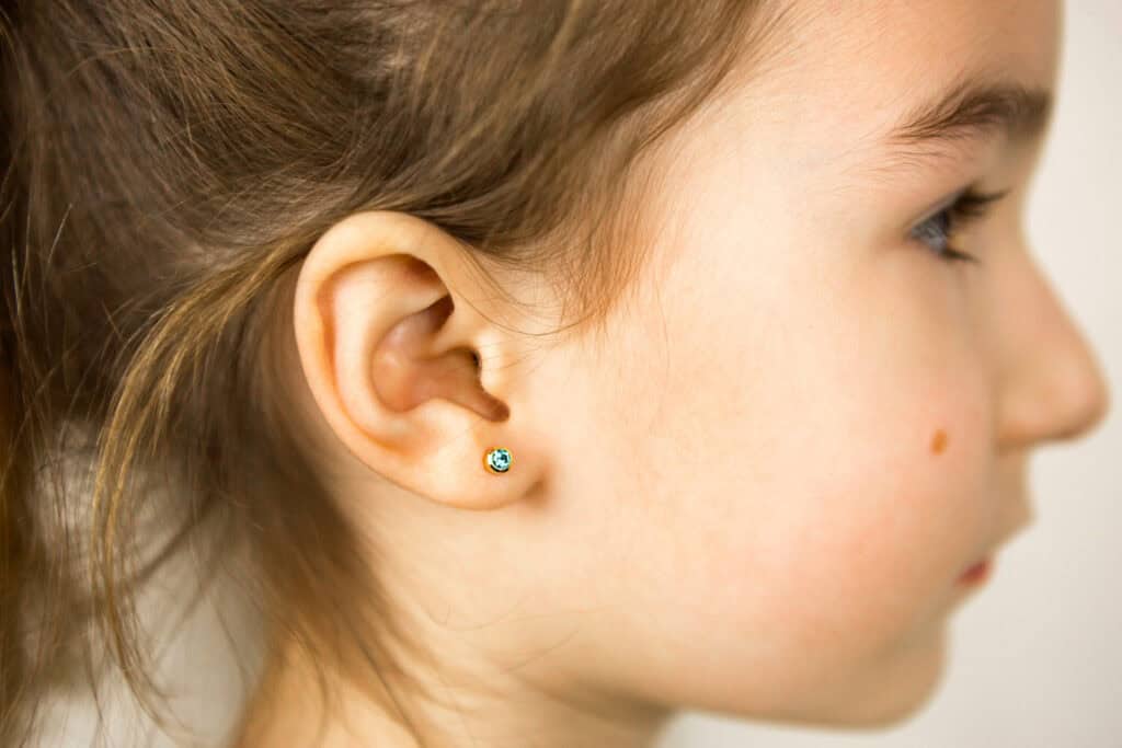Percer les oreilles d'un bébé à 1 an : ce qu'il faut vraiment savoir avant de se décider 3 Percer les oreilles d'un bébé à 1 an avis