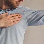 Pourquoi vos vêtements durcissent sous les bras