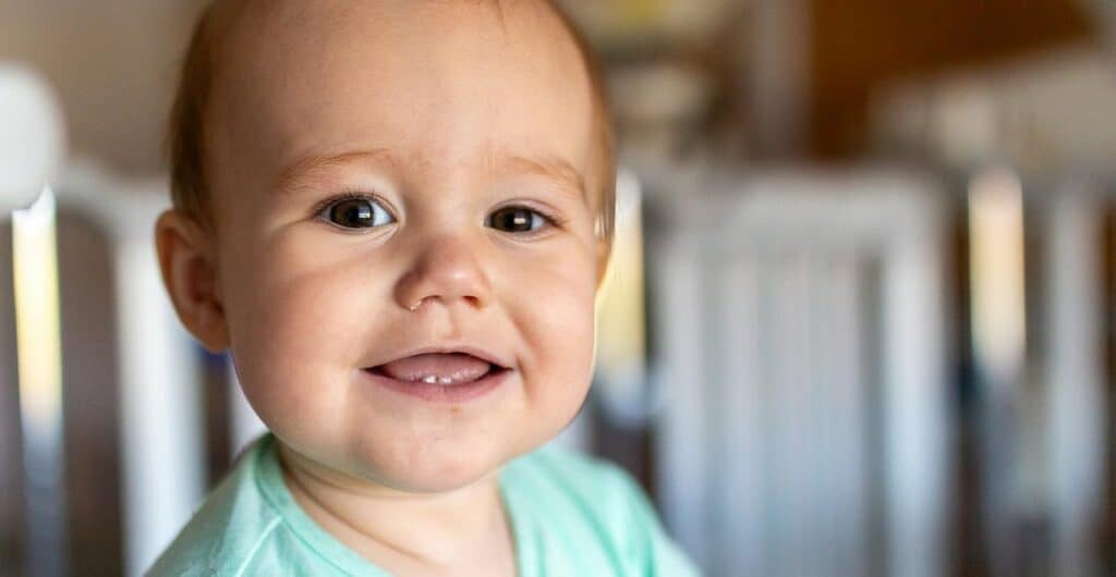 Les dents de bébé qui ne poussent pas dans l'ordre : faut-il vraiment s'inquiéter ? 2 dents de bébé qui ne poussent pas dans l'ordre