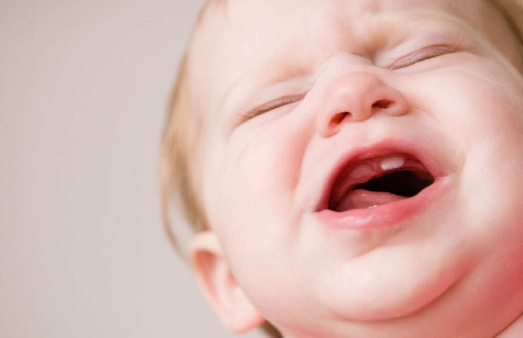 Les dents de bébé qui ne poussent pas dans l'ordre : faut-il vraiment s'inquiéter ? 4 dents de bébé qui ne poussent pas dans l'ordre avis