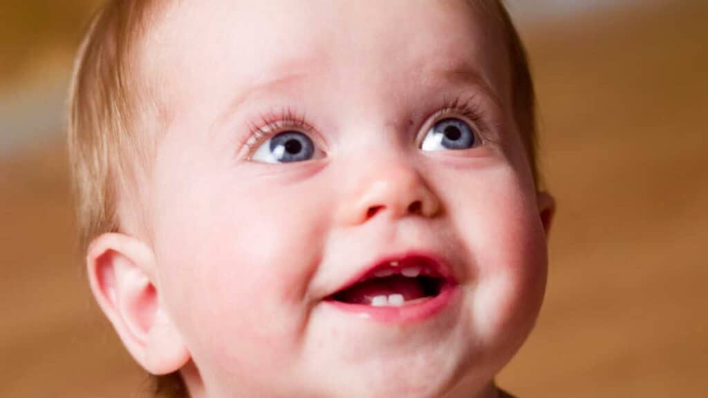 Les dents de bébé qui ne poussent pas dans l'ordre : faut-il vraiment s'inquiéter ? 3 dents de bébé qui ne poussent pas dans l'ordre causes
