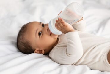 Bébé s'endort au biberon et réclame une heure après