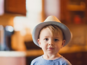 photo 1523304108042 8ac30850c748 Bonnet ou écharpe : sont-ils vraiment indispensables au bien-être de votre enfant ?