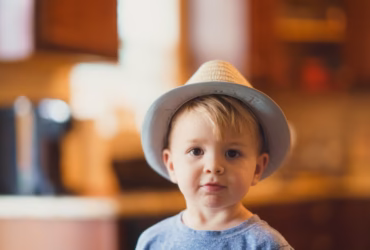 photo 1523304108042 8ac30850c748 Bonnet ou écharpe : sont-ils vraiment indispensables au bien-être de votre enfant ?