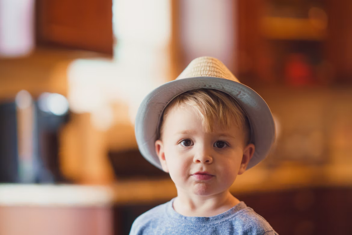 photo 1523304108042 8ac30850c748 Bonnet ou écharpe : sont-ils vraiment indispensables au bien-être de votre enfant ?