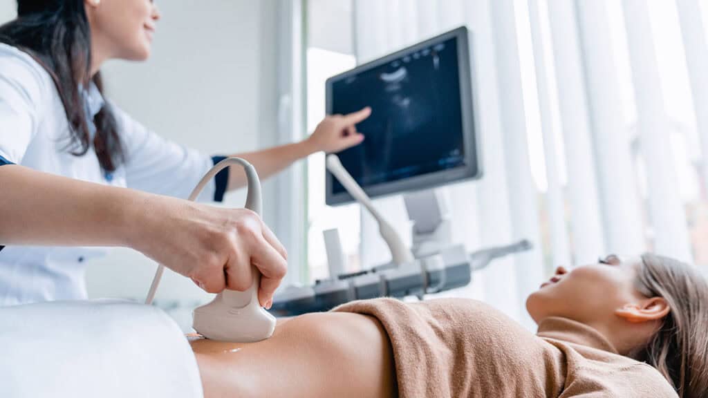 Col en entonnoir : ce que cela signifie pour votre grossesse 5 Col en entonnoir consultation