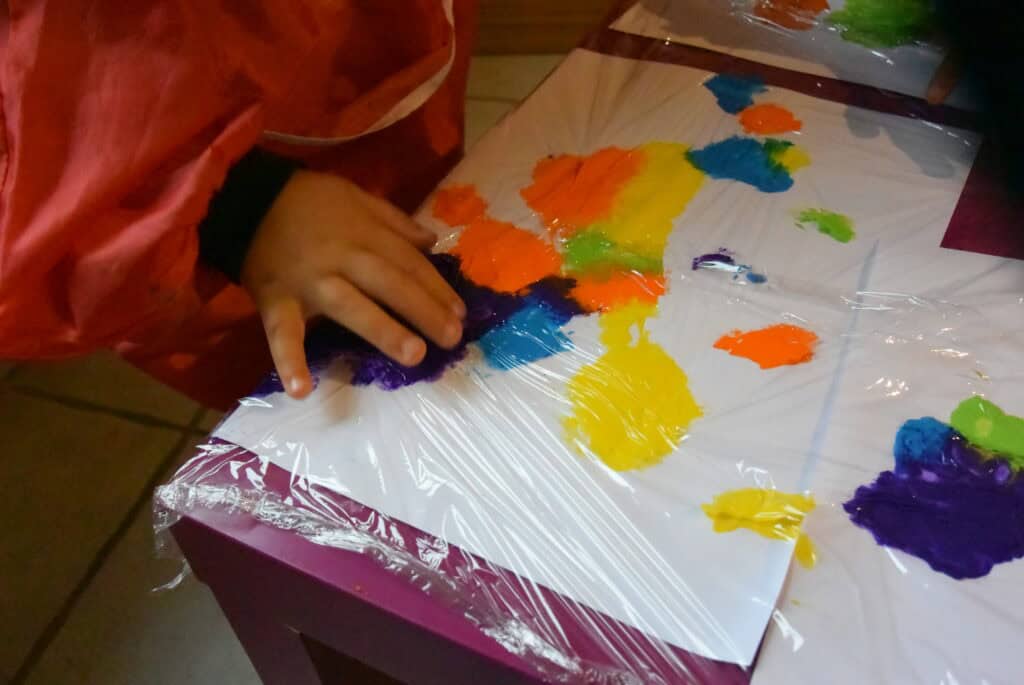 La peinture propre : l'activité sensorielle qui laisse bébé s'exprimer sans les dégâts 4 La peinture propre Montessori