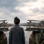 Les adultes qui finissent par couper les ponts avec leurs parents ne le font généralement pas sur un coup de tête : ces 8 expériences reviennent souvent