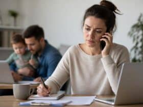 Pour les écoles, la mère reste le parent à contacter en priorité : une charge mentale qui renforce les inégalités ?