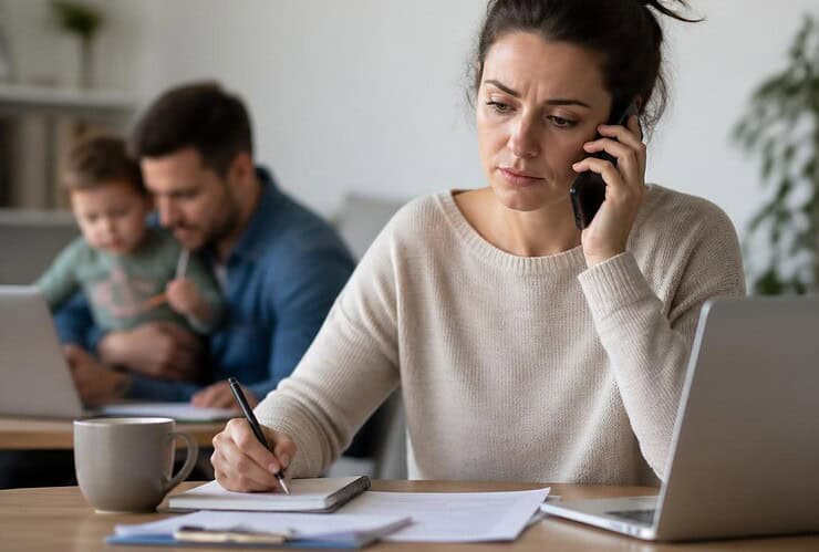 Pour les écoles, la mère reste le parent à contacter en priorité : une charge mentale qui renforce les inégalités ?