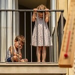trois enfants enfermes sur un balcon en pleine chaleur a asnieres