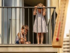trois enfants enfermes sur un balcon en pleine chaleur a asnieres