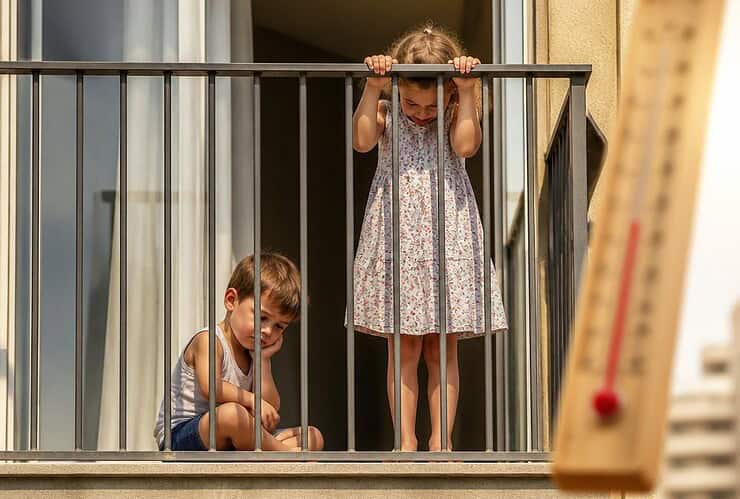 trois enfants enfermes sur un balcon en pleine chaleur a asnieres