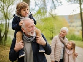 « Être un grand-parent actif auprès de ses petits-enfants accorde cinq années de vie en plus » : à Saintes, Régine Florin vient parler du rôle des grands-parents