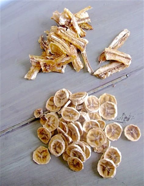 Image shows strips of dried banana next to sliced dried bananas