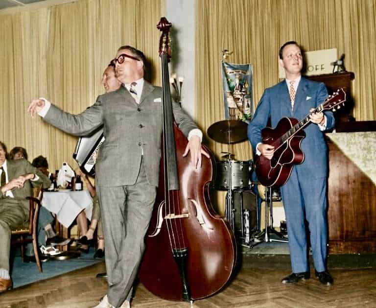 Eilemann Trio spielt fröhliche Musik beim Karneval in Köln.