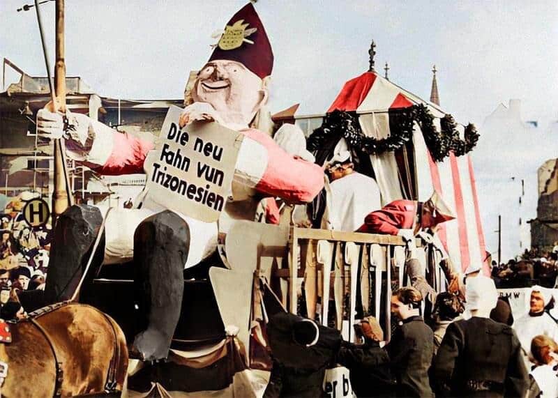 Großes Karnevalswagen-Display in Köln während des Rosenmontagszugs 2026.