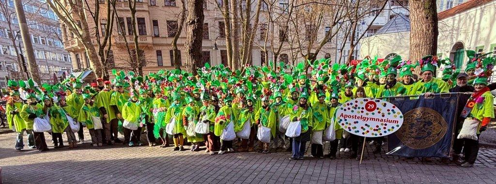 Kinder in grünen Kostümen beim Veedelszöch in Köln.
