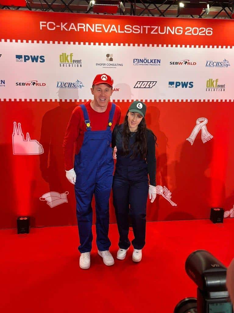 FC-Profis feiern Karneval im Maritim mit bunten Kostümen und fröhlicher Stimmung.
