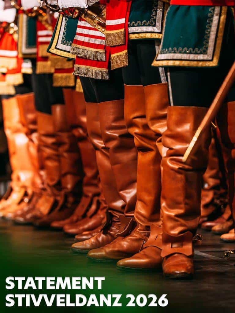 Karnevalisten in traditionellen Kostümen mit Stiefeln bei der Stiveldanz 2026.