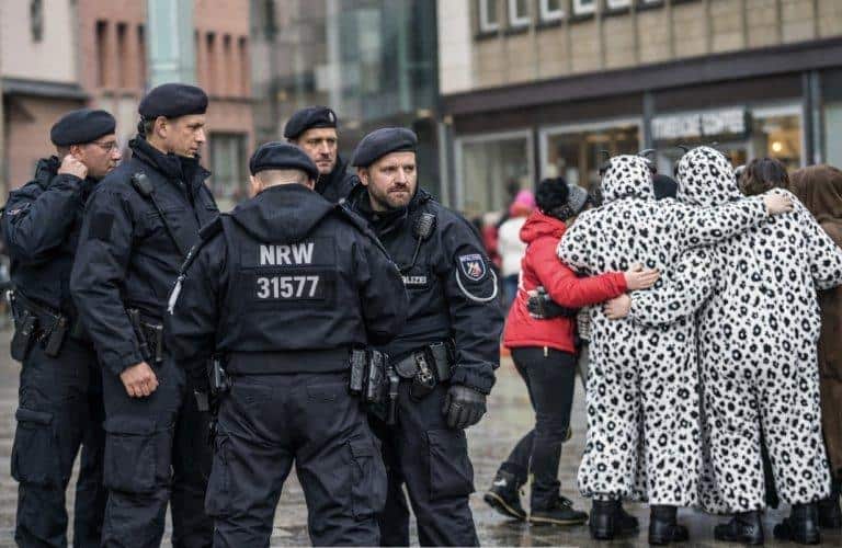 Polizei bei Weiberfastnacht 2026 sorgt für Kontrolle und Sicherheit.