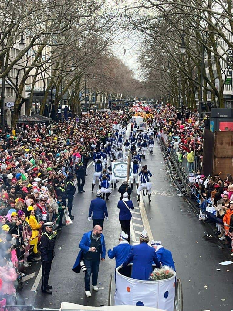 Prinz Niklas I. bei der verspäteten Ankunft beim Kölner Karnevalszug.