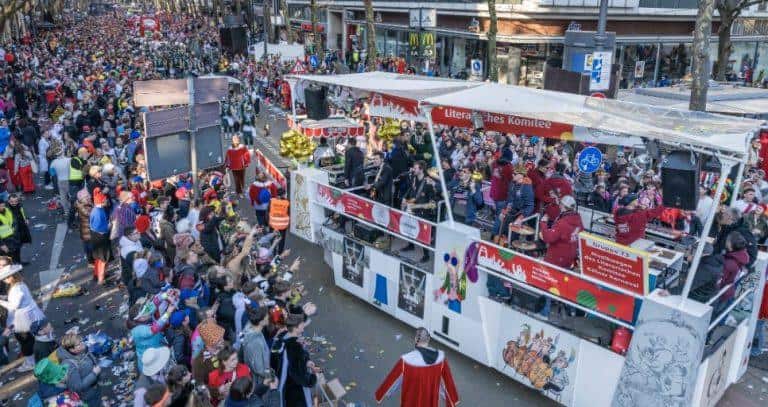 Buntes Karnevalsspektakel in Köln mit Literarischem Komitee.