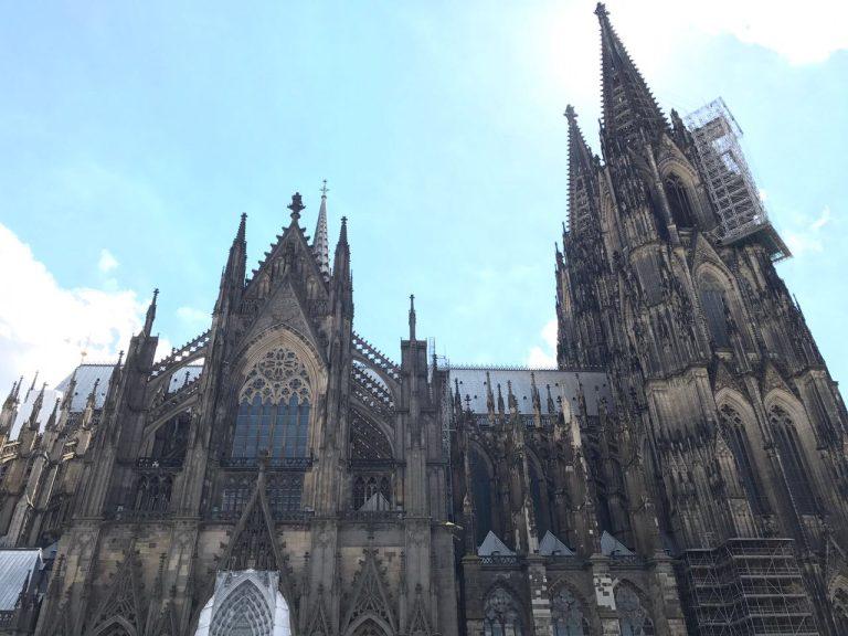 Kölner Dom im Blick, mit Gerüst und Bauarbeiten sichtbar.