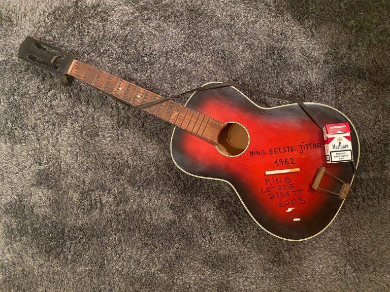 Vintage-Gitarre aus Bandkeller mit handgeschriebenen Notizen.