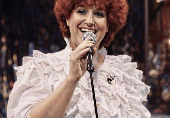 Marita Köllner singt beim Kölner Karneval mit Herz und Leidenschaft.