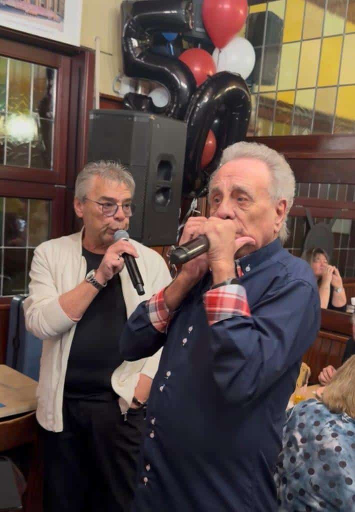 Fööss-Original bei Bandfund im Kölner Karneval, feiert mit Publikum.