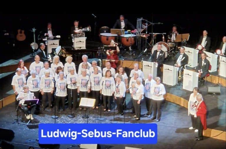 Ludwig-Sebus-Fanclub auf der Bühne beim Gala-Stream, musikalische Darbietung.