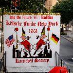 Kölsche Funken in New York bei Karneval 1961, mit amerikanischer und deutscher Flagge.
