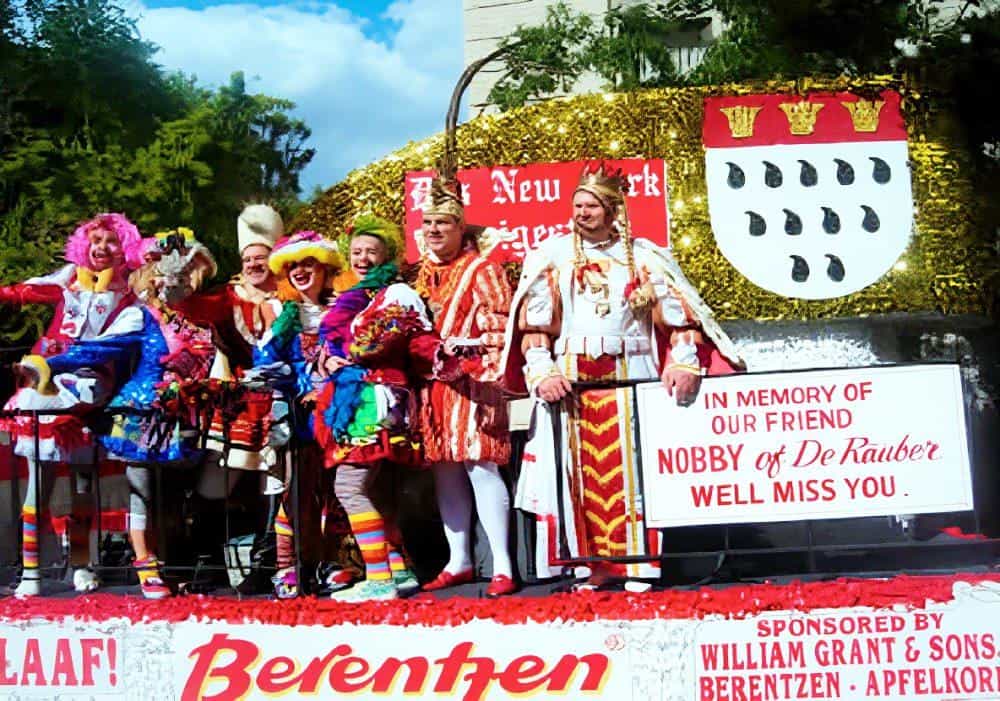 Kölsche Funken in New York bei Karneval, mit bunten Kostümen und Trommeln.