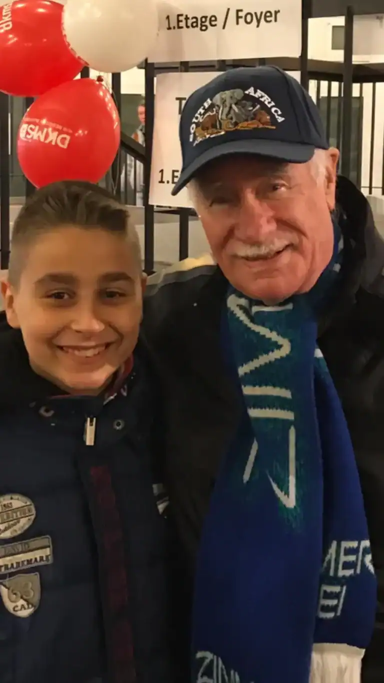 Hans Süper zum 90. mit Nachwuchskünstler bei Karnevalsveranstaltung.