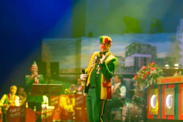 Jubiläums-Performance eines Karnevals-Stars in Doppel-Rolle.