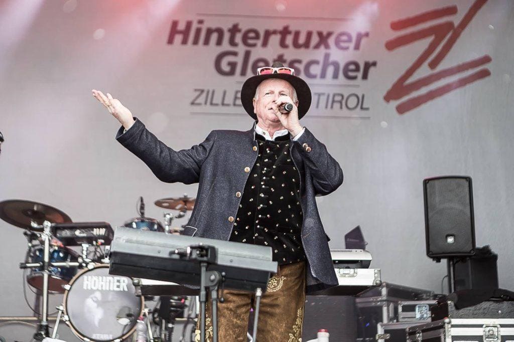 Musiker der 2 Schlawiner beim Auftritt auf der Karnevalsveranstaltung in Köln, mit Musik-Equipment i.