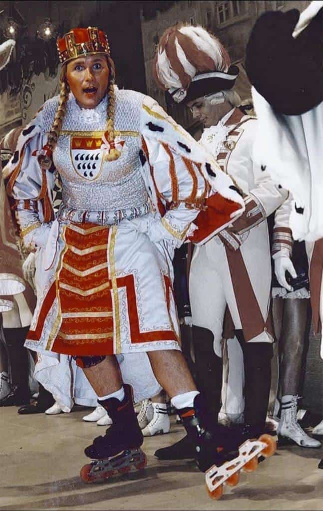 Jungfrau auf Rollschuhen beim Karneval in Köln, verkleidet als Karnevalsfigur, zeigt Spaß und Tradit.