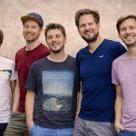 Fünf Musiker der Kölschpop-Band Miljö bei einem Auftritt.