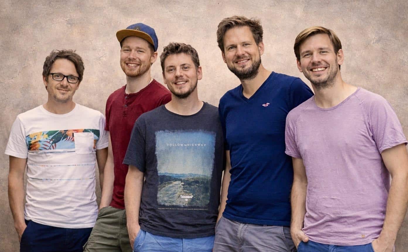 Fünf Musiker der Kölschpop-Band Miljö bei einem Auftritt.