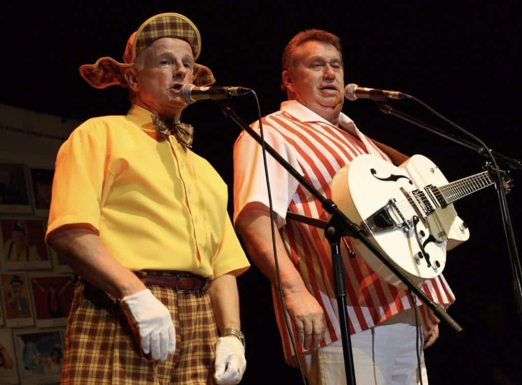 Schlawiner Duo singt und spielt Gitarre beim Kölner Karneval.