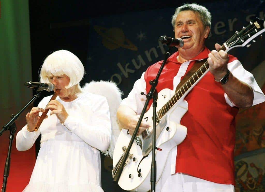 Schlawiner Duo singt und spielt Gitarre beim Karneval in Köln.