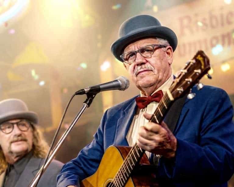 Hans Zimmermann singt und spielt Gitarre beim Colonia Duett.