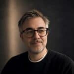 Mann mit Brille und grauem Haar, professionelles Porträt.