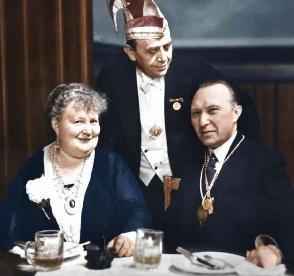 Willi Ostermann und Konrad Adenauer mit der Ehefrau von Fritz Maaß
