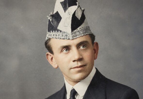 Willi Ostermann mit Narrenkappe