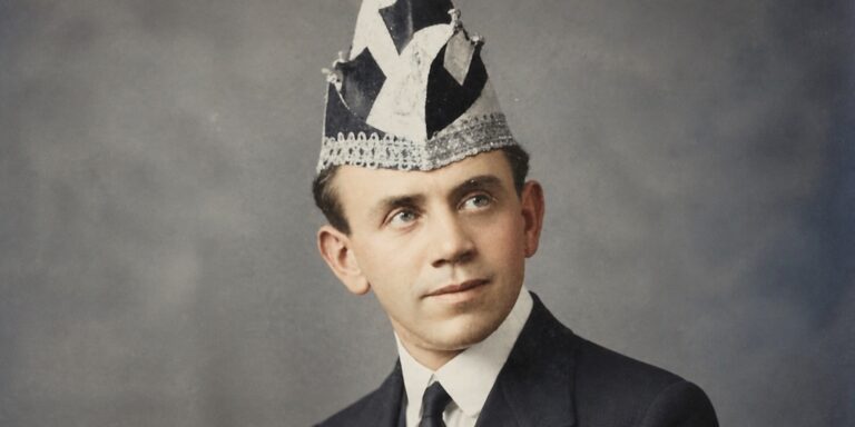 Willi Ostermann mit Narrenkappe