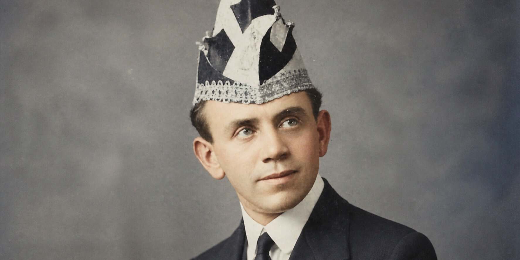 Willi Ostermann mit Narrenkappe
