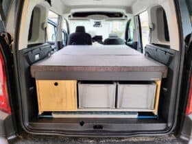 Aménagement de coffre de voiture pour le camping